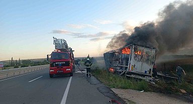 Çanakkale'de yol kenarına devrilen tır alev alev yandı
