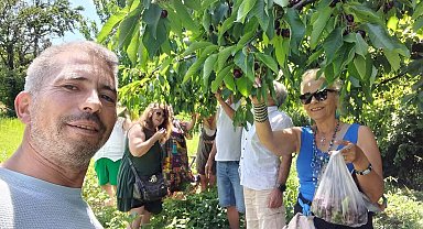 Çanakkale'yi turistlere tanıtmak için bahçelerinden meyve ikram ediyor