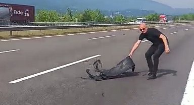 Canını hiçe saydı, otoyolda kaza olmasın diye plastik parçaları topladı