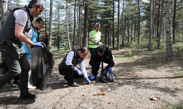 Çankırı'da protokol ve vatandaşlar ormanlarda çöp topladı