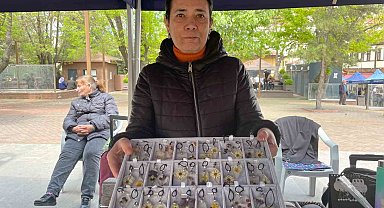 Canlı çiçekler epoksi reçine ile kolyeye dönüşüyor