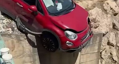 Çarpışan araçlardan biri kanal kenarında askıda kaldı: 3 yaralı