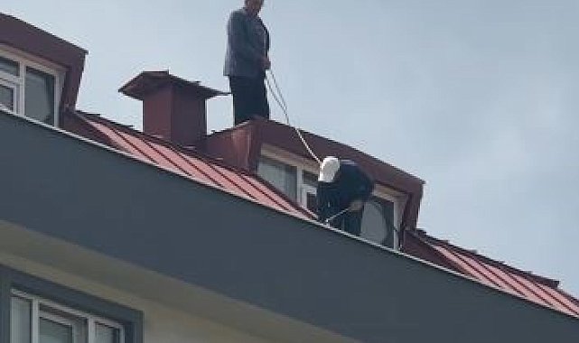 Çatı tadilatı yapan işçi beline ip bağlayarak güvenlik önlemi aldı