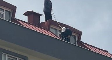 Çatı tadilatı yapan işçi beline ip bağlayarak güvenlik önlemi aldı