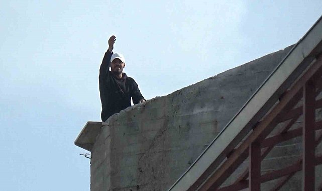 Çatıya çıktı, kendisini ikna etmeye çalışan polislere "gazeteciler gitsin inerim" dedi
