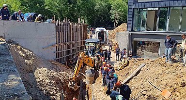 Çekmeköy'de inşaat alanında göçük meydana geldi. Göçükte mahsur kalan işçilerin olduğu öğrenilirken olay yerine çok sayıda itfaiye ve sağlık ekibi sevk edildi.