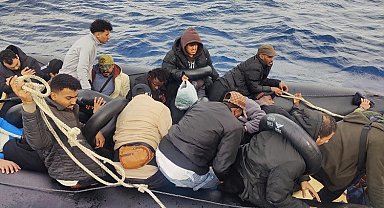 Çeşme açıklarında lastik bottaki 24 göçmen Sahil Güvenlik ekiplerince kurtarıldı