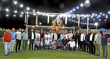 Çeşme Muhtarlar Derneği kuruluşunu yemekli toplantıyla kutladı