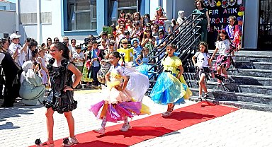 Çeşme'de, Namık Kemal İlkokulu öğrencilerinden geri dönüşüm defilesi