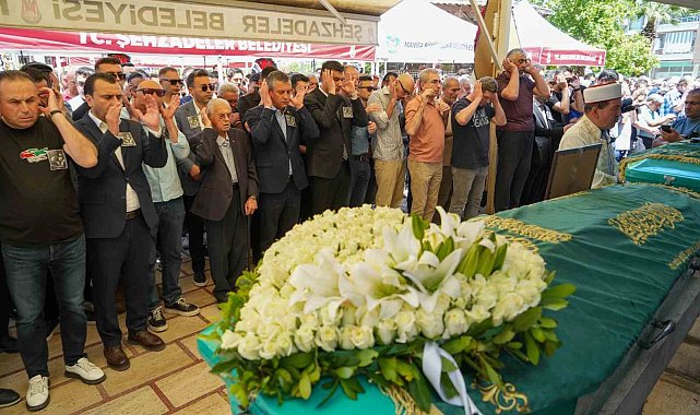 CHP lideri Özel Manisa'da cenaze törenine katıldı