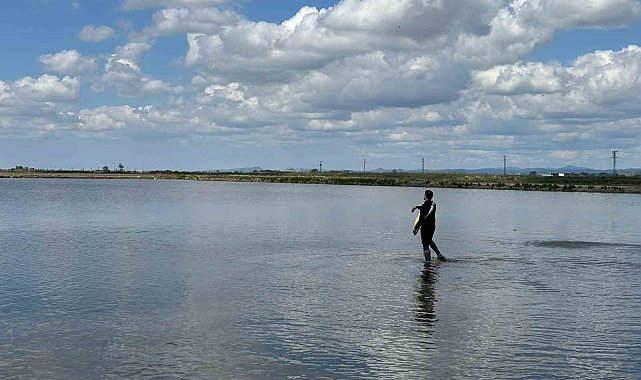 Çiftçiler Günü'nü, çeltik tohumlarını toprakla buluşturarak kutladılar