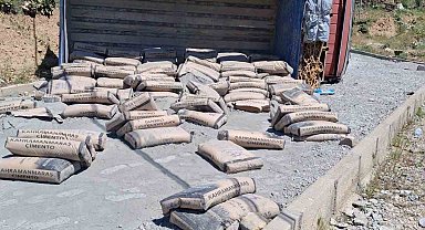 Çimento yüklü kamyon devrildi: 1 yaralı