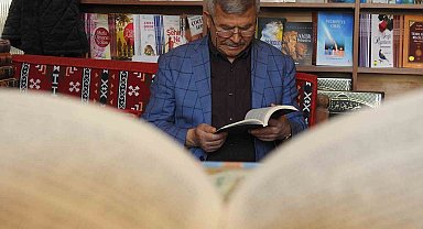 Çocukken başladığı okuma tutkusunu 60 yıldır sürdürüyor