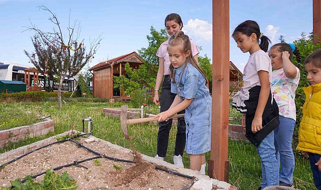 Çocuklar bitkilerin büyüme serüvenini öğrendi