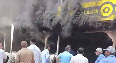 Çocuklar malzemeleri kurtarmak için dumanların arasına daldı