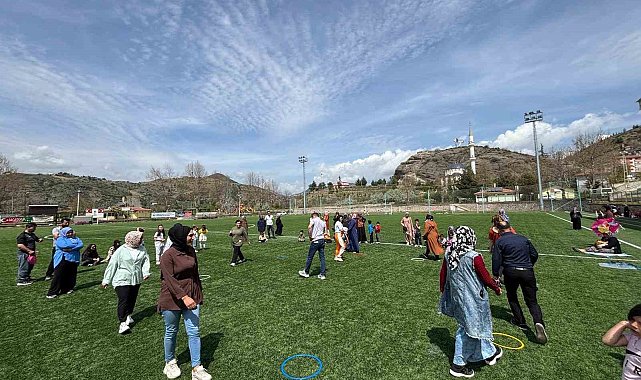 Çocuklar ve aileleri stadyumda buluştu, oyun oynayarak eğlendi