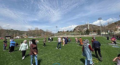 Çocuklar ve aileleri stadyumda buluştu, oyun oynayarak eğlendi