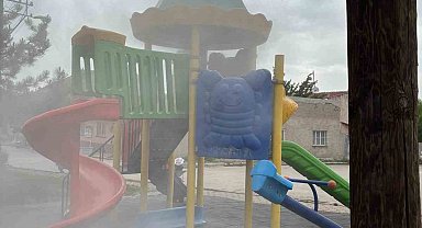 Çocukların oyun parkında yaktığı ateş vatandaşlar tarafından söndürüldü