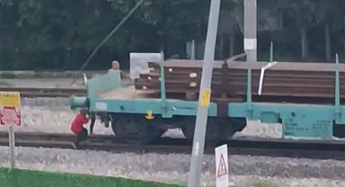 Çocukların tren vagonunda tehlikeli oyunu kamerada