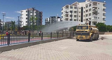 Çocukların yüzünü belediye personeli güldürdü