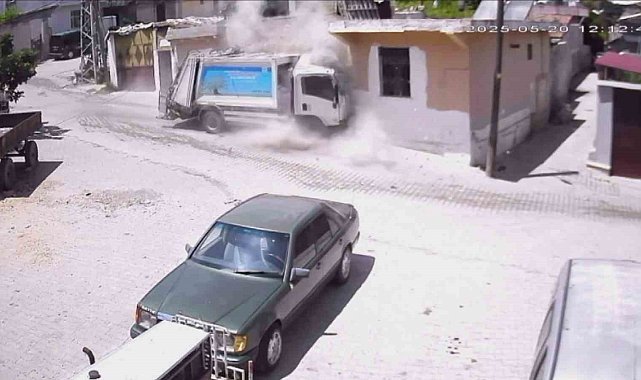 Çöp kamyonunun çarptığı evin yerle bir olduğu anlar kamerada