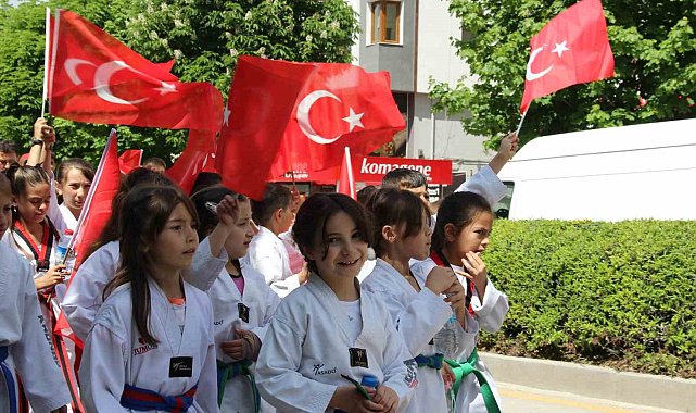 Çorum'da 'Aile Haftası' ve 'Gençlik Haftası' yürüyüşü düzenlendi
