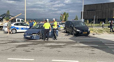 Çorum'da iki otomobil çarpıştı: 3 yaralı