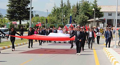 Çorum'da yüzlerce üniversite öğrencisinden şehitlere vefa yürüyüşü