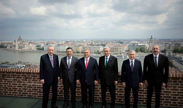 Cumhurbaşkanı Erdoğan, TDT liderleriyle Budapeşte manzarasında hatıra fotoğrafı çektirdi