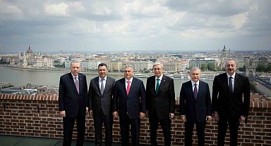 Cumhurbaşkanı Erdoğan, TDT liderleriyle Budapeşte manzarasında hatıra fotoğrafı çektirdi