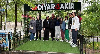 Cumhuriyet Üniversitesi Vakfı Okulları öğrencileri gezerek öğreniyor