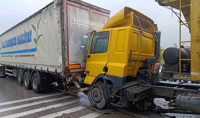 D-100'de 2 tır ve 2 otomobilin karıştığı zincirleme kaza: 1 yaralı