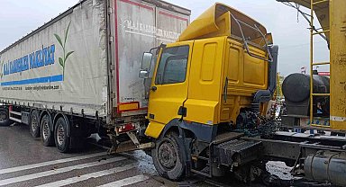 D-100'de 2 tır ve 2 otomobilin karıştığı zincirleme kaza: 1 yaralı