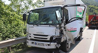 D-650'de kamyonet, SUV tarzı araca arkadan çarptı: Trafik durma noktasına geldi