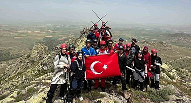 Dağcılar 19 Mayıs'ı bin 530 rakımlı zirvede kutladı