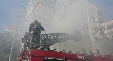 Dairede çıkan yangın apartmanı dumana boğdu