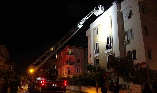 Daireyi saran alevler apartman sakinlerini çatıya çıkarttı