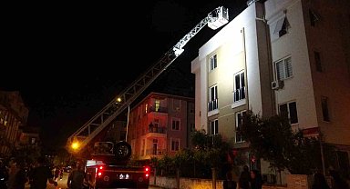 Daireyi saran alevler apartman sakinlerini çatıya çıkarttı