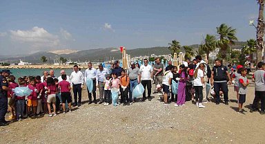 Dalgıçlar denizde , öğrenciler sahilde temizlik yaptı