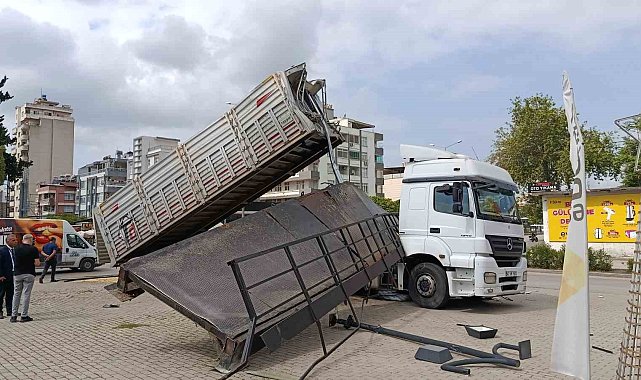 Damperi açılan tır üst geçidi kopardı: Yaya olmaması üzücü bir olayı engelledi