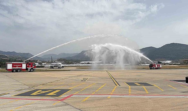 Danimarka'dan havalanan uçak; Gazipaşa'da su takı seremonisiyle karşılandı