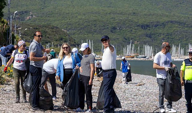 Datça'da gönüllüler çevre temizliği yaptı, 2 ton çöp toplandı