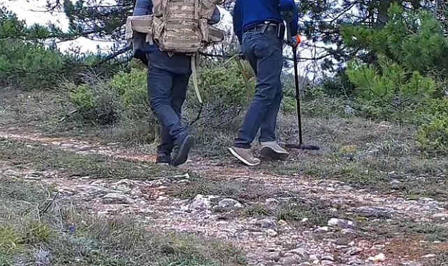 Dedektörle define arayan 2 kişi fotokapana yansıdı