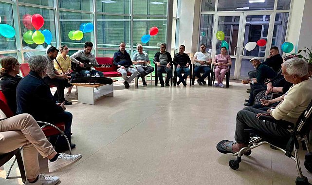 Demirci Devlet Hastanesinden hastalara müzikli moral etkinliği