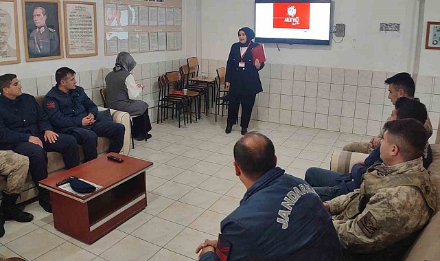 Demirözü jandarma personeline kadına yönelik şiddetle mücadele eğitimi verildi