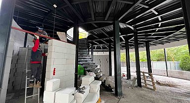 Deniz ve orman manzarası eşliğinde kitaplarını okuyacaklar