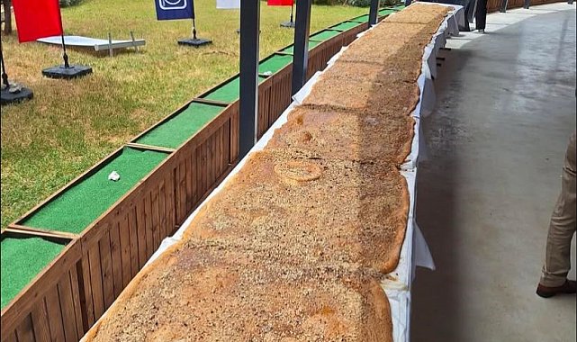 Denizli'de 12 metre 30 santimetreyle dünyanın en büyük ballı, cevizli tahinli pidesi yapıldı