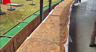 Denizli'de 12 metre 30 santimetreyle dünyanın en büyük ballı, cevizli tahinli pidesi yapıldı