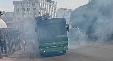 Denizli'de seyir halindeki halk otobüsünü kaplayan dumanlar korku dolu anlar yaşattı