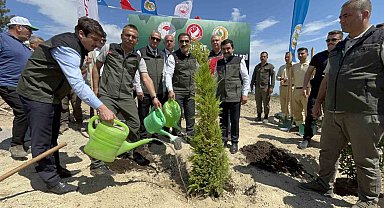 Deprem şehitleri için binlerce fidan toprakla buluştu